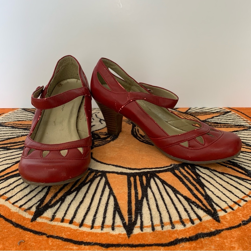 EXPRESSIONS STRAP RED HEEL SHOE Y2K 6M
